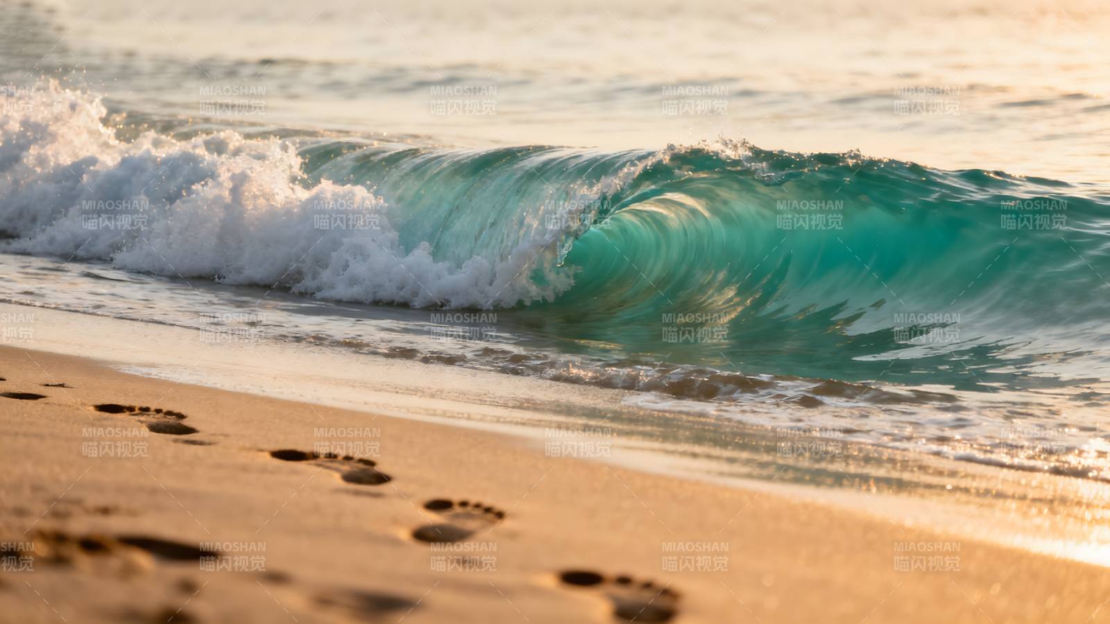 海浪轻抚沙滩图片