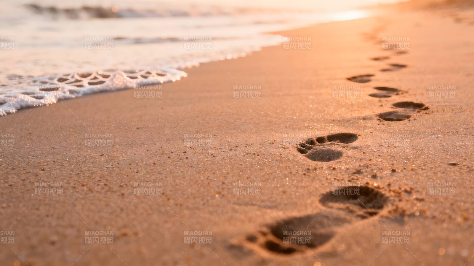 沙滩足迹夕阳下图片