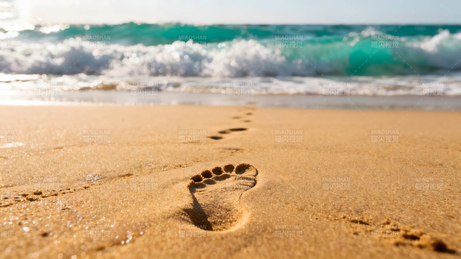 沙滩足迹与海浪图片