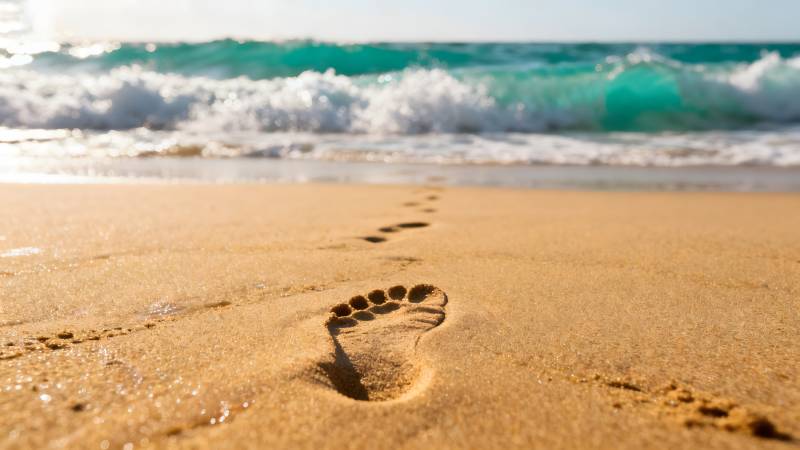 沙滩足迹与海浪图片