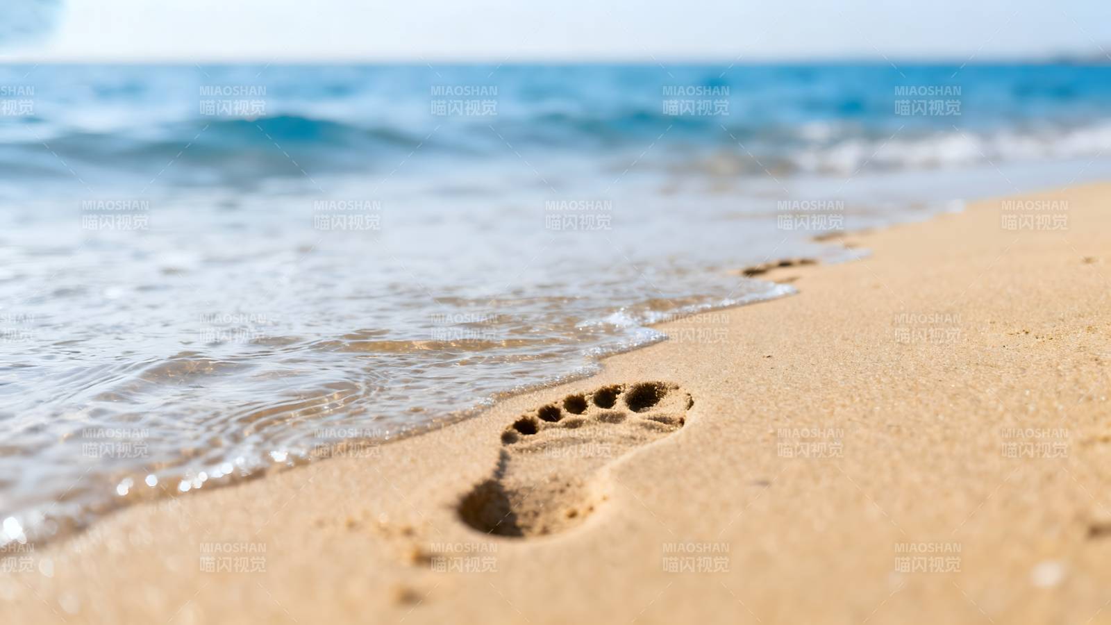 沙滩上的足迹图片