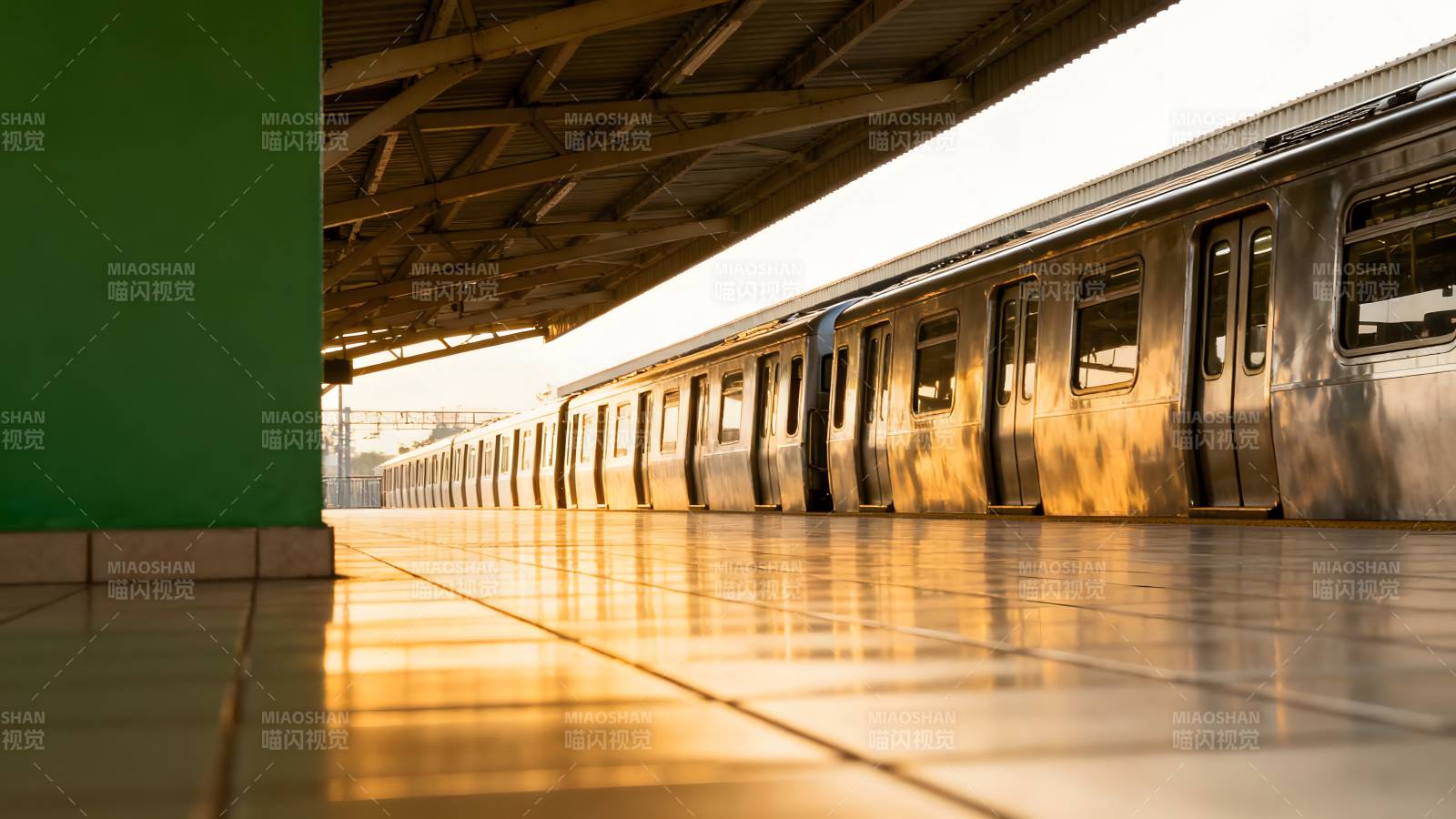 地铁站台晨光图片