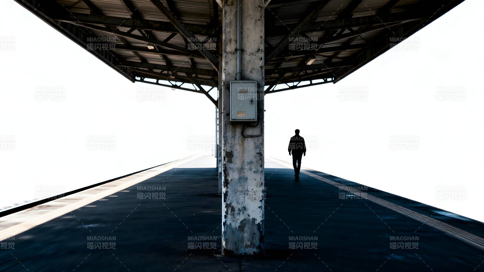 孤影行于长廊图片