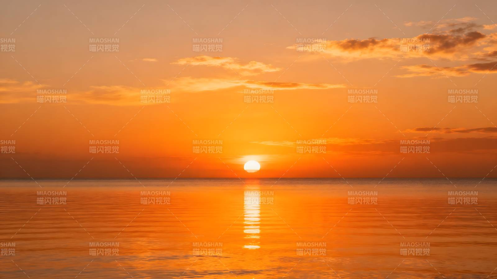 夕阳海面映金光图片