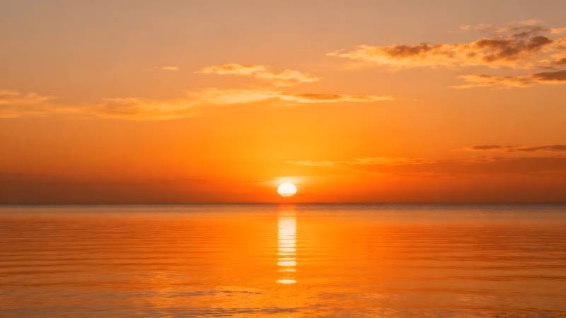 夕阳海面映金光图片