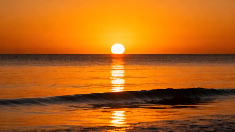 夕阳海面金光闪烁图片