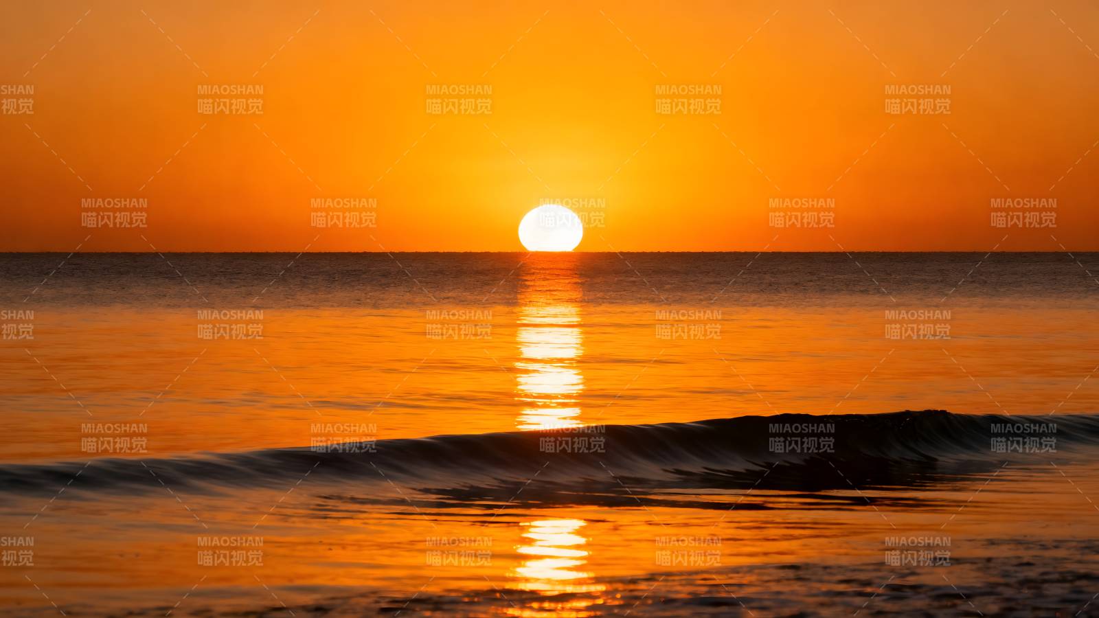 夕阳海面金光闪烁图片