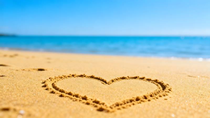 沙滩上的爱心图片