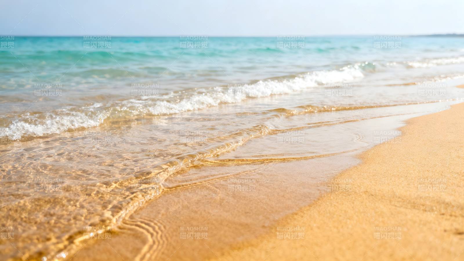 沙滩海浪轻拍图片