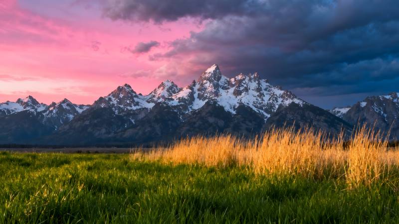 雪山日落草原图片