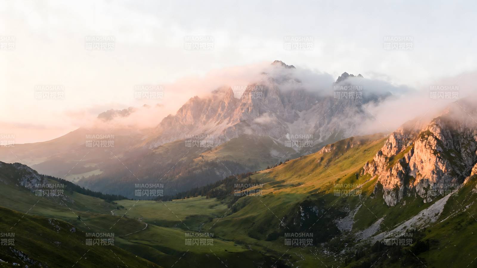 云雾缭绕山间图片