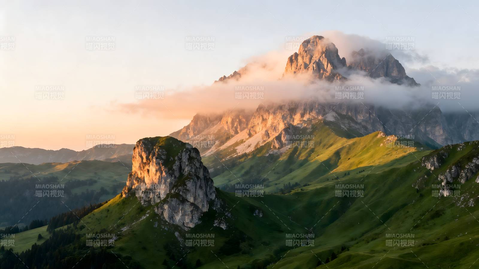云雾缭绕山巅图片