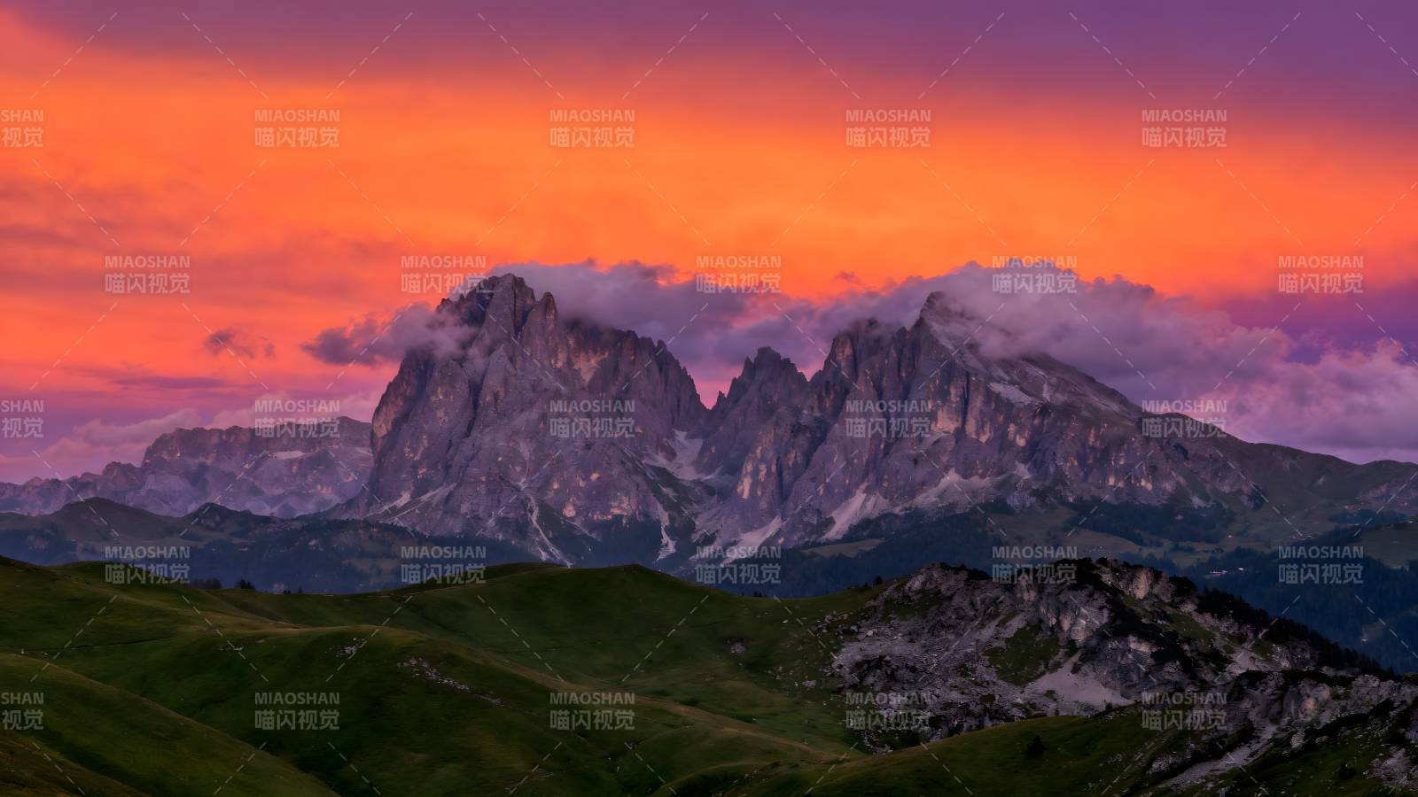 山巅日落 霞光万丈图片