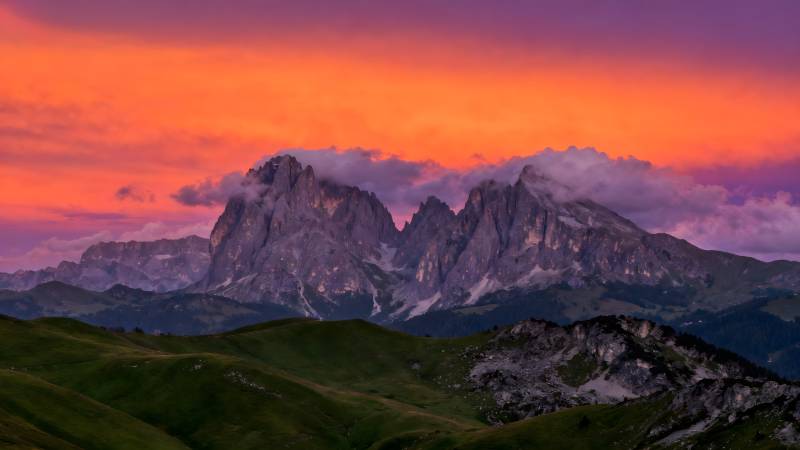 山巅日落 霞光万丈图片