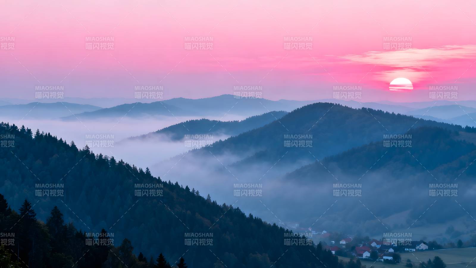 晨雾山峦日出图片