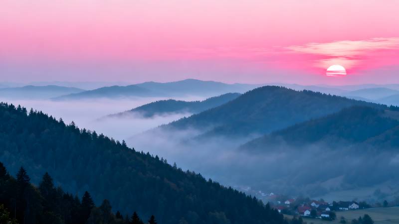 晨雾山峦日出图片