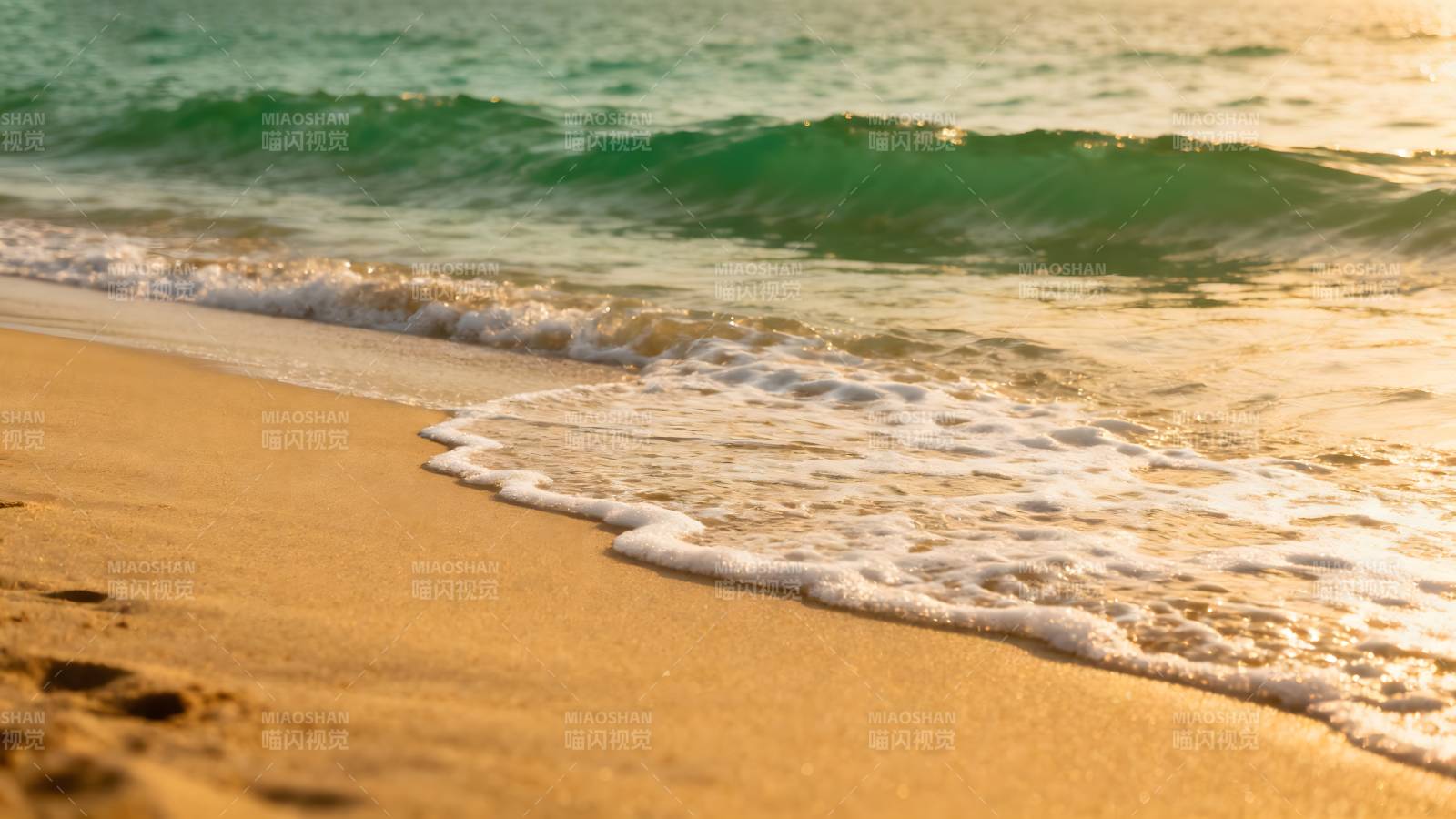 金色沙滩与海浪图片