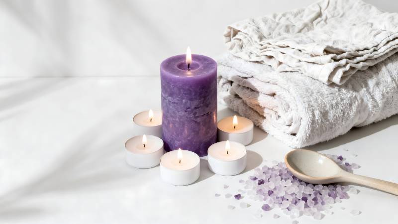 香薰蜡烛与浴盐图片