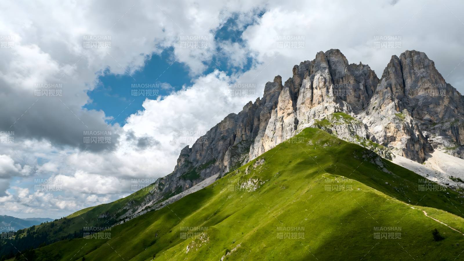 青山峻岭云海间图片