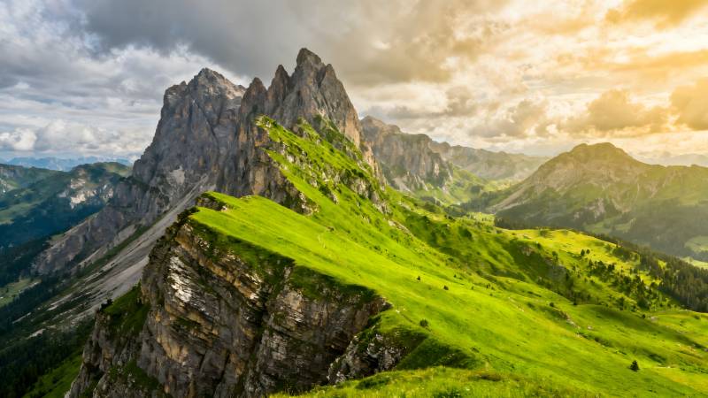 青山峻岭云霞映图片