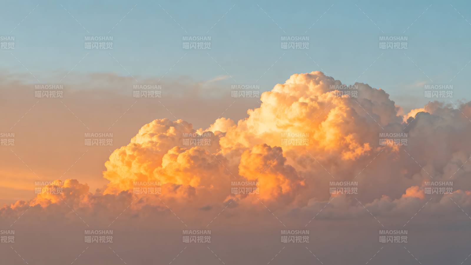 晚霞映云海图片