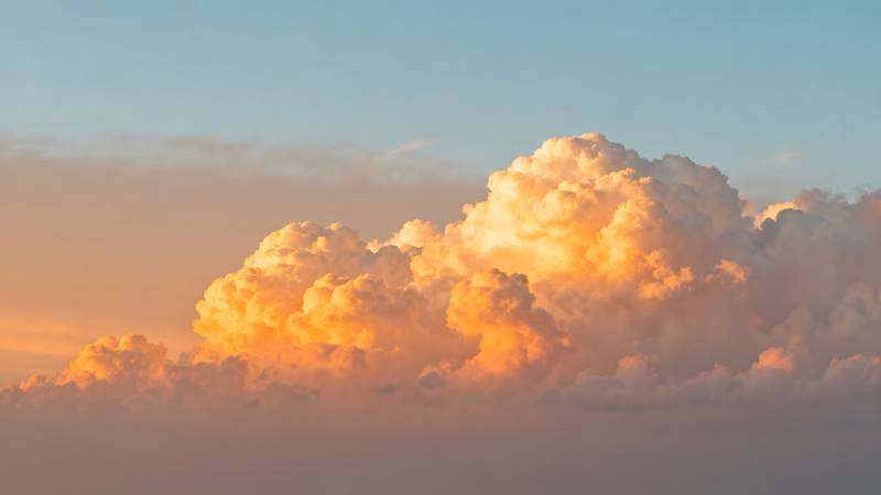 晚霞映云海图片