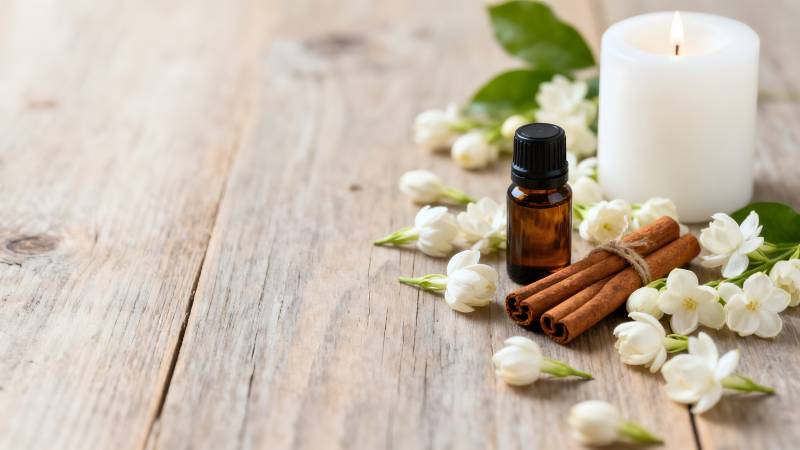 香薰花枝与蜡烛图片