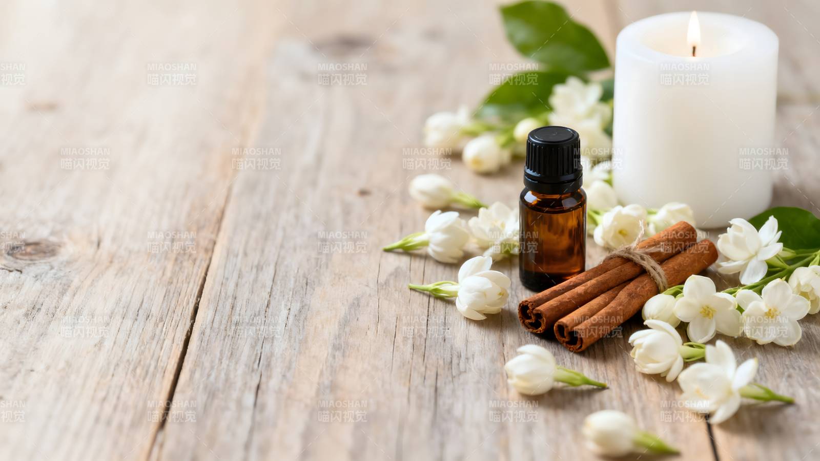 香薰花枝与蜡烛图片