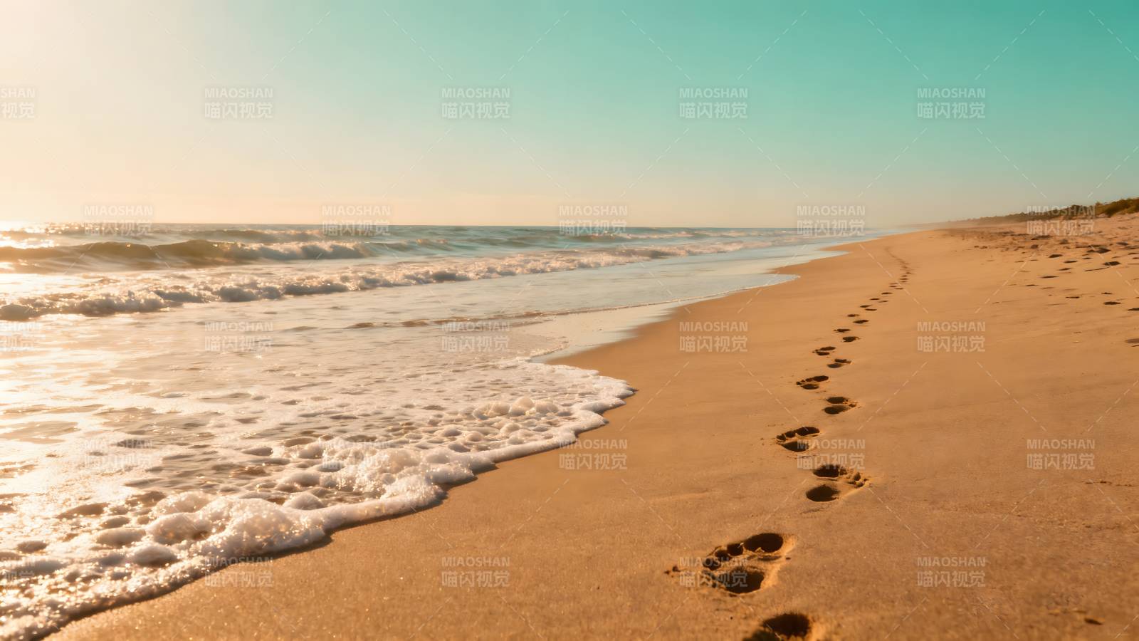 沙滩足迹与海浪图片