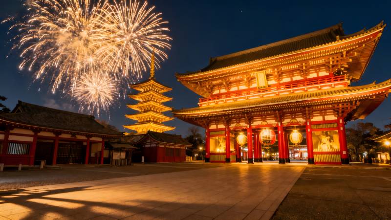 烟花映照古寺夜景图片