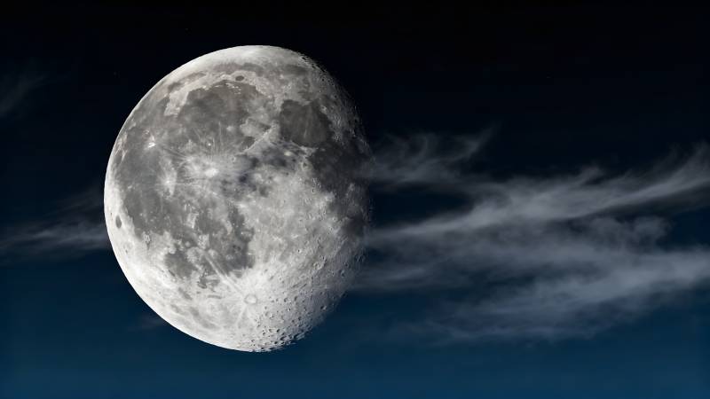 明月高悬夜空图片