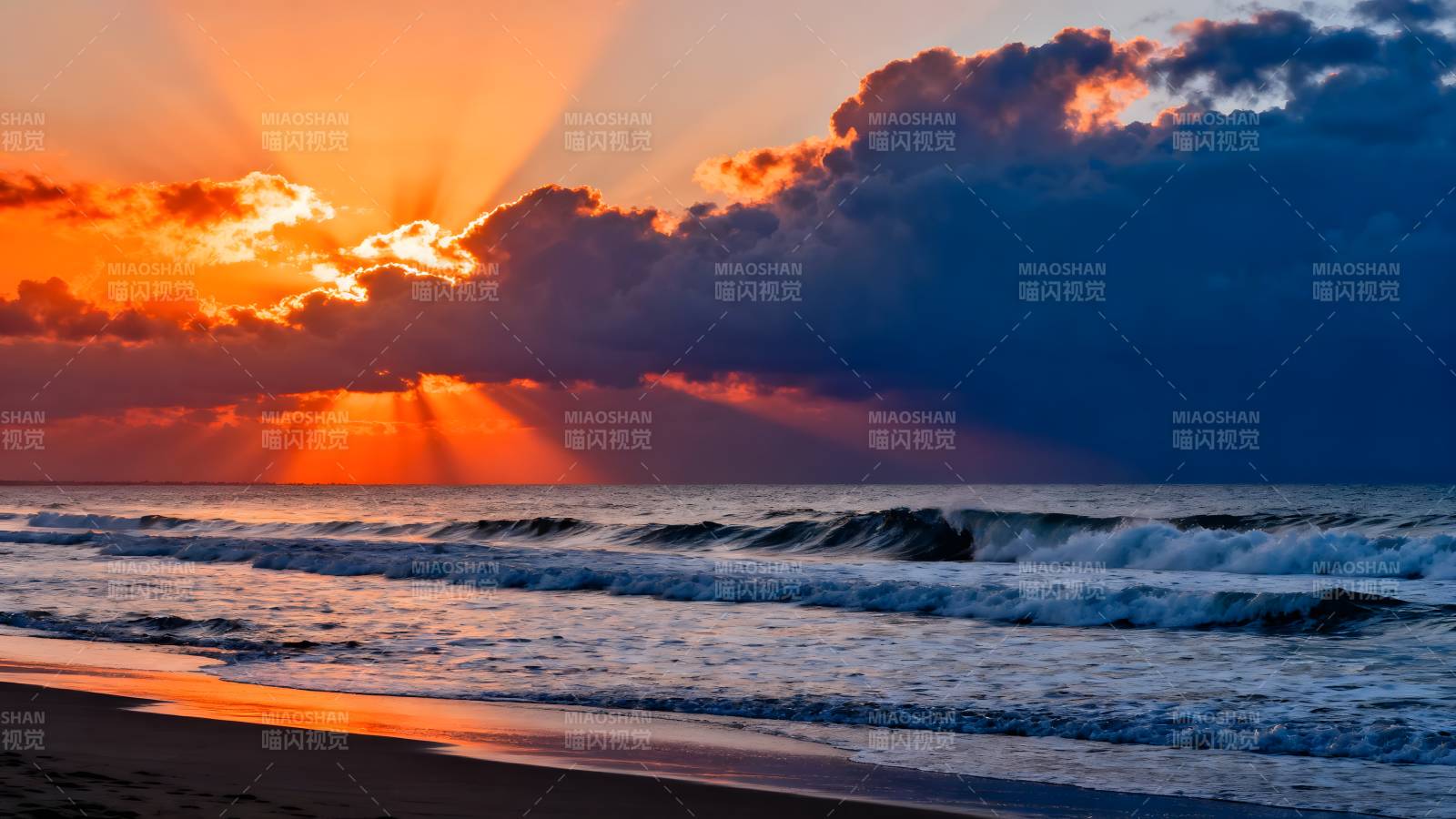 夕阳海浪映沙滩图片