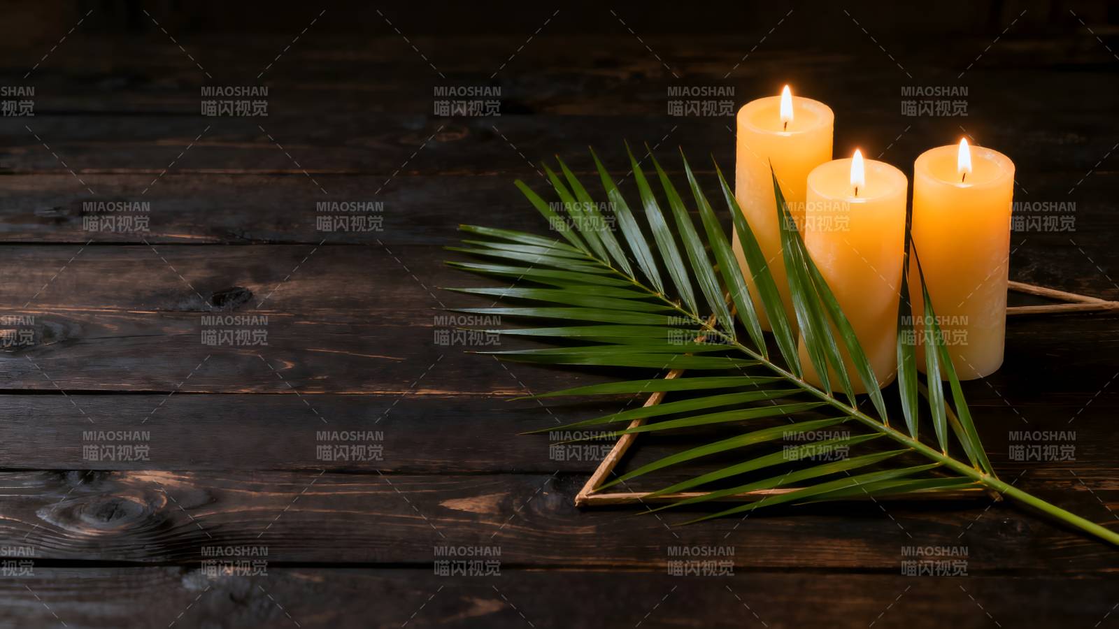 烛光棕榈叶静谧夜图片