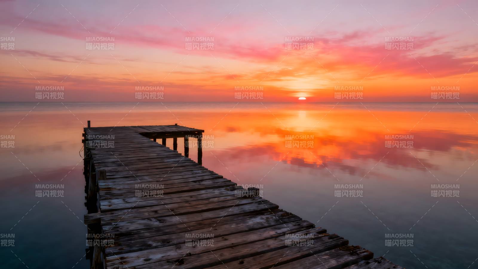 夕阳下的木栈道图片