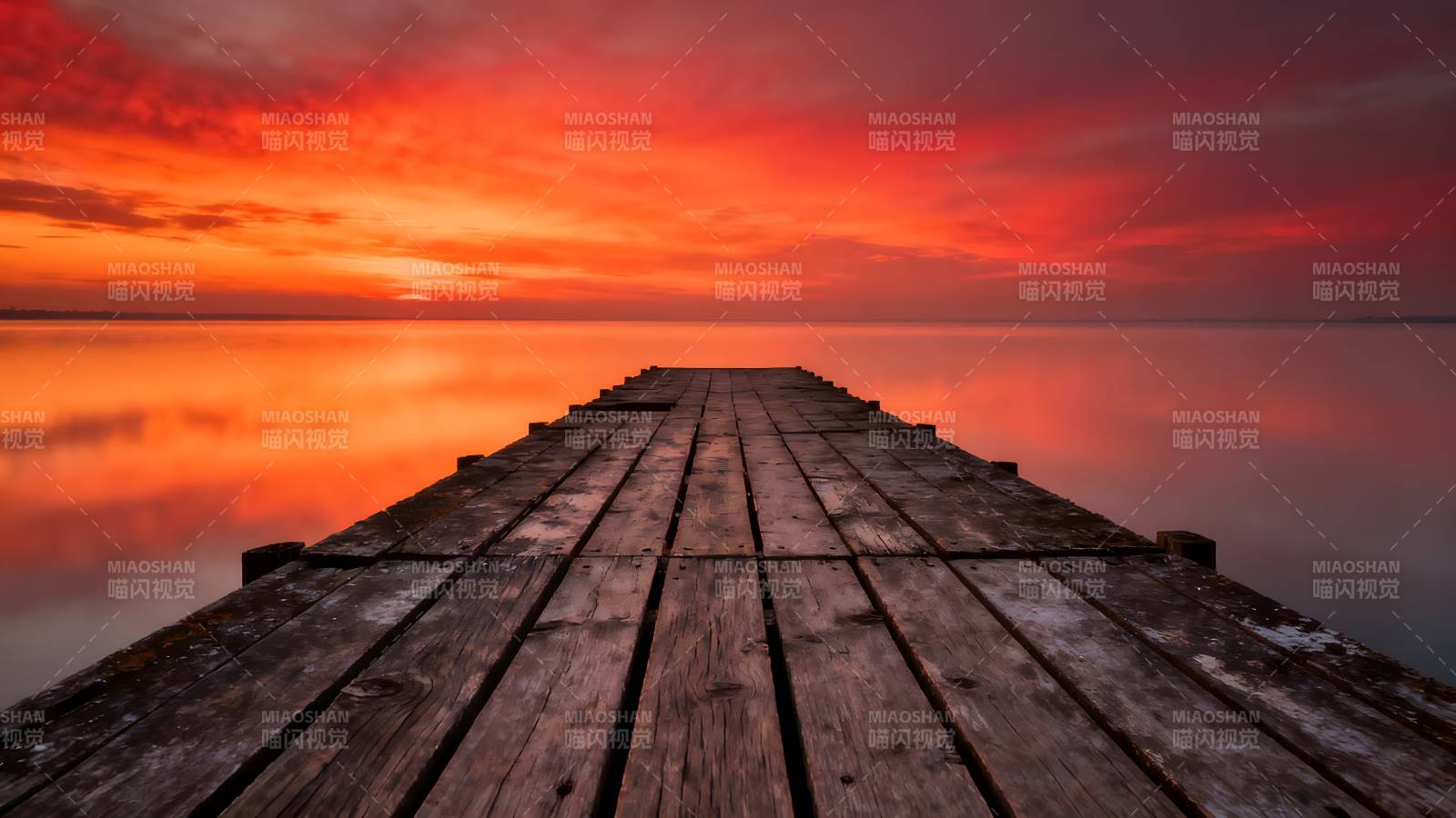 夕阳下的木栈道图片