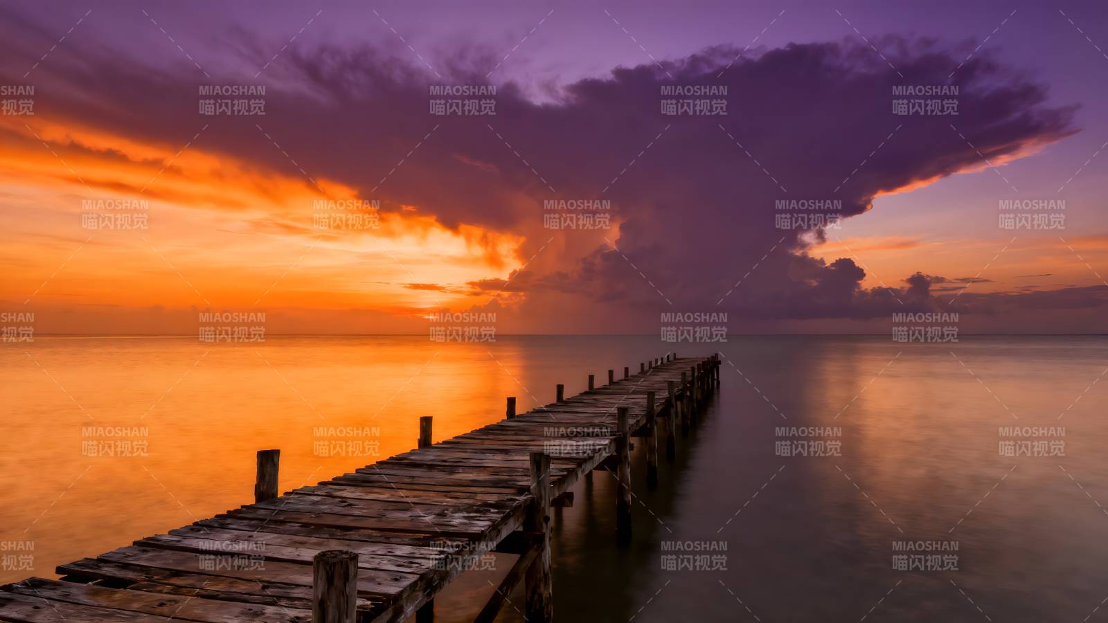 暮色长桥映湖光图片