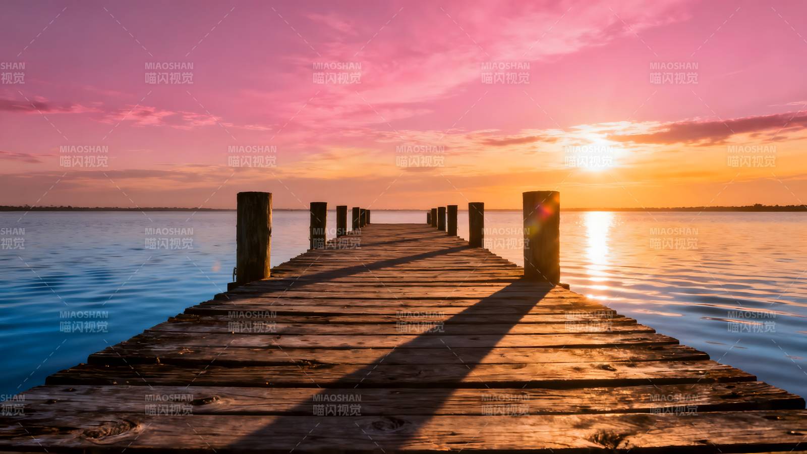 夕阳下的木栈道图片