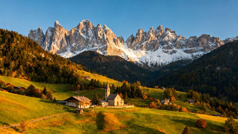 雪山下的宁静村落图片