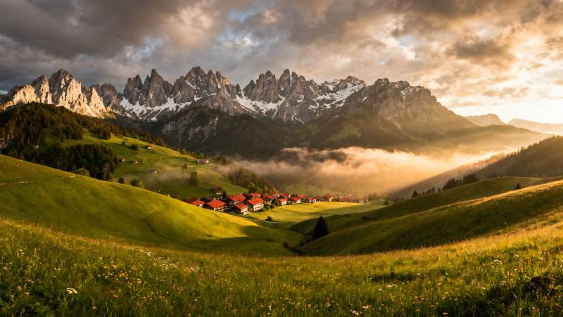 山间晨曦村落图片