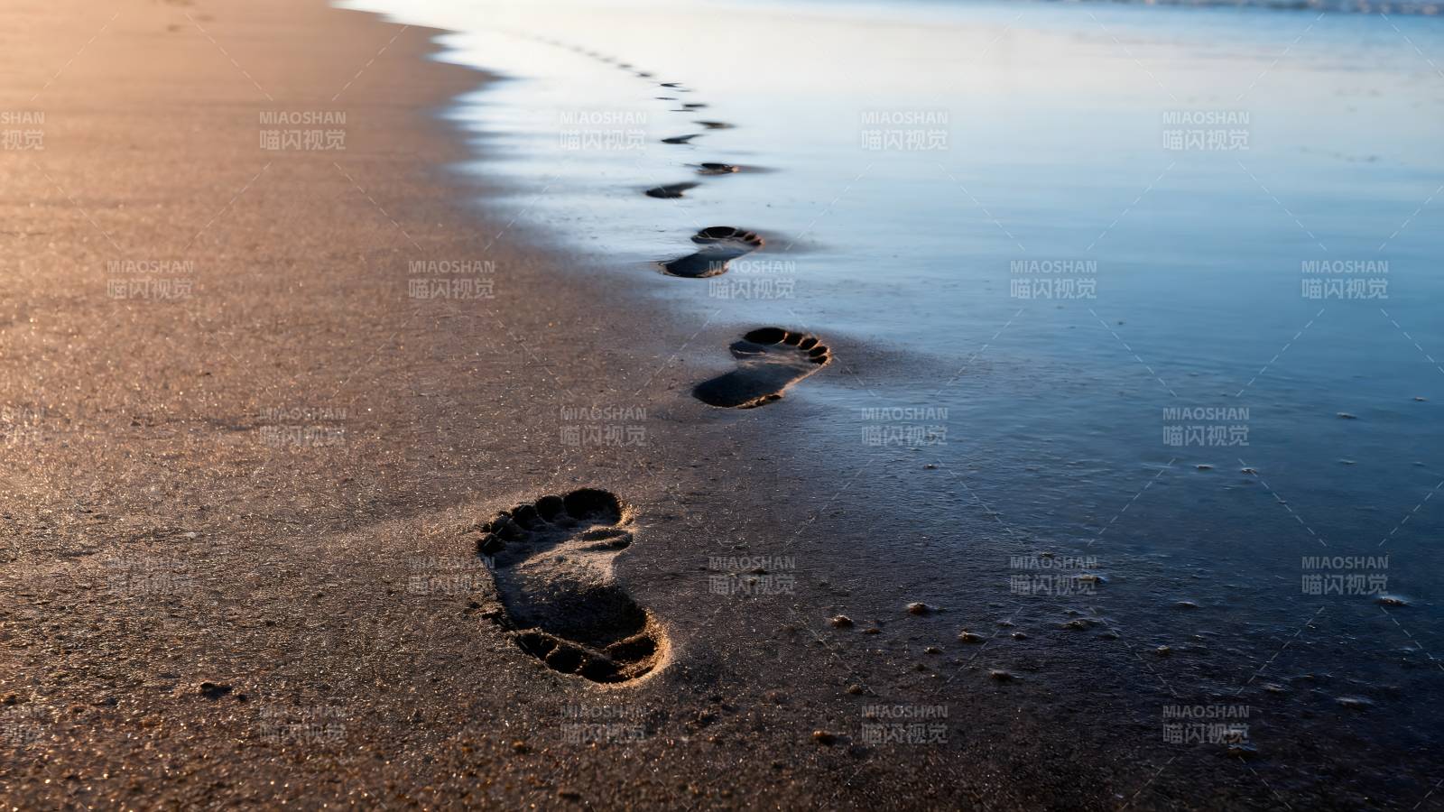 沙滩上的足迹图片