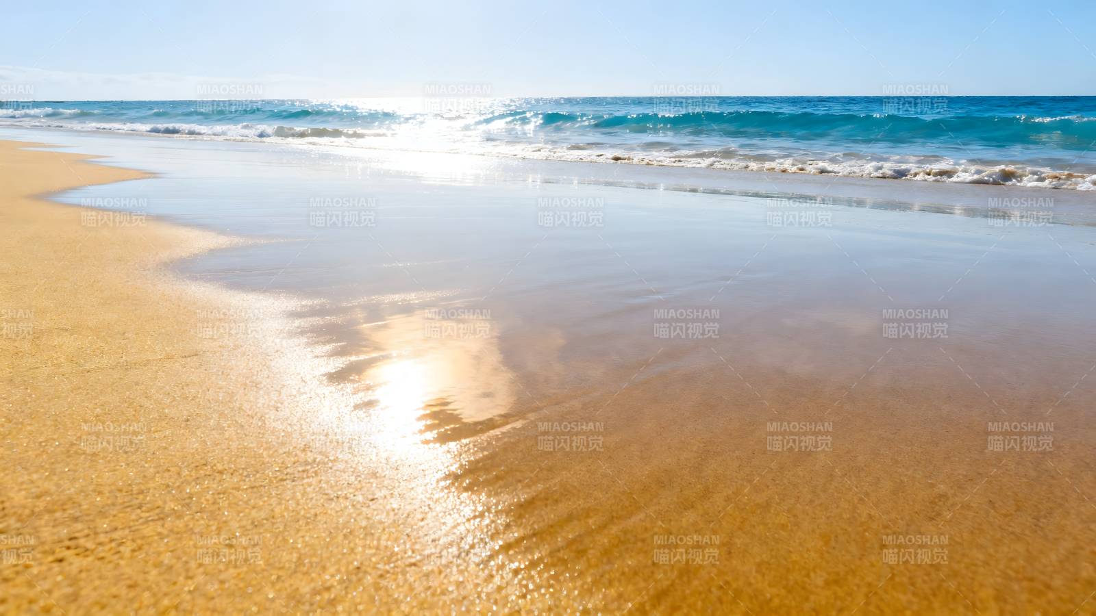 金色沙滩映海光图片