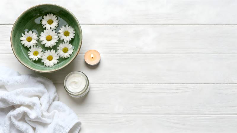 花香蜡烛静谧时光图片