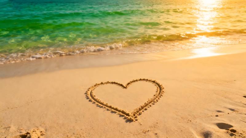 沙滩心形 海天相映图片