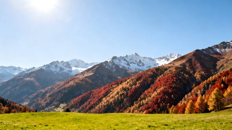 秋山雪峰映碧空图片