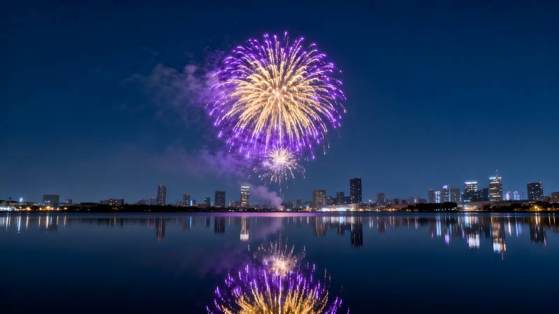 夜空烟花映湖城图片