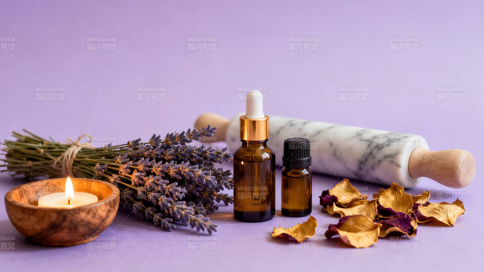 薰衣草精油静物图片