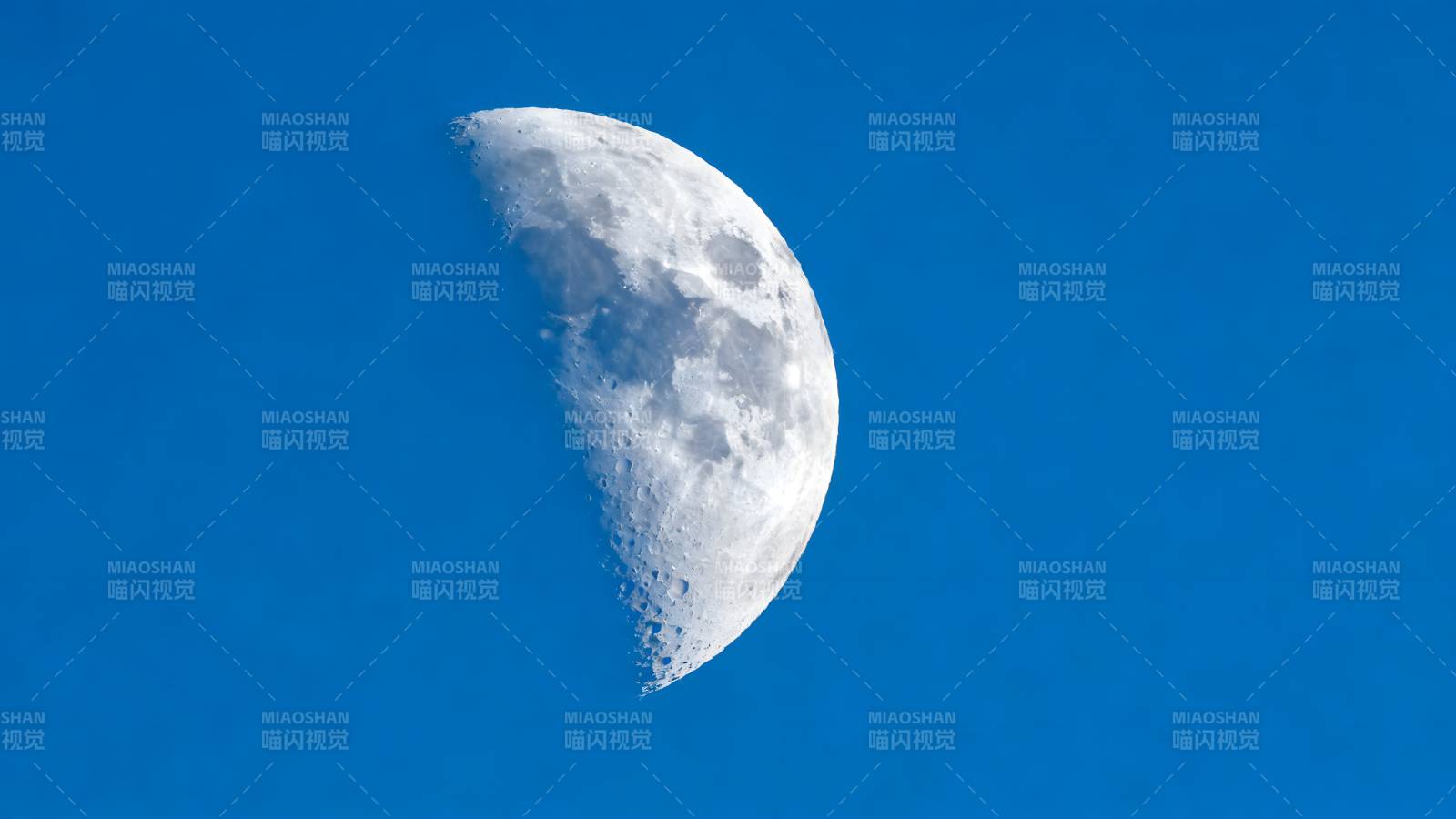 半轮明月映蓝天图片