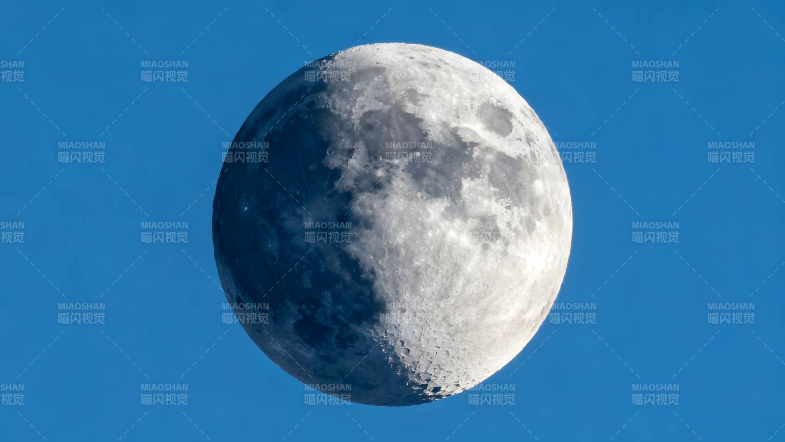 明月高悬蓝天图片