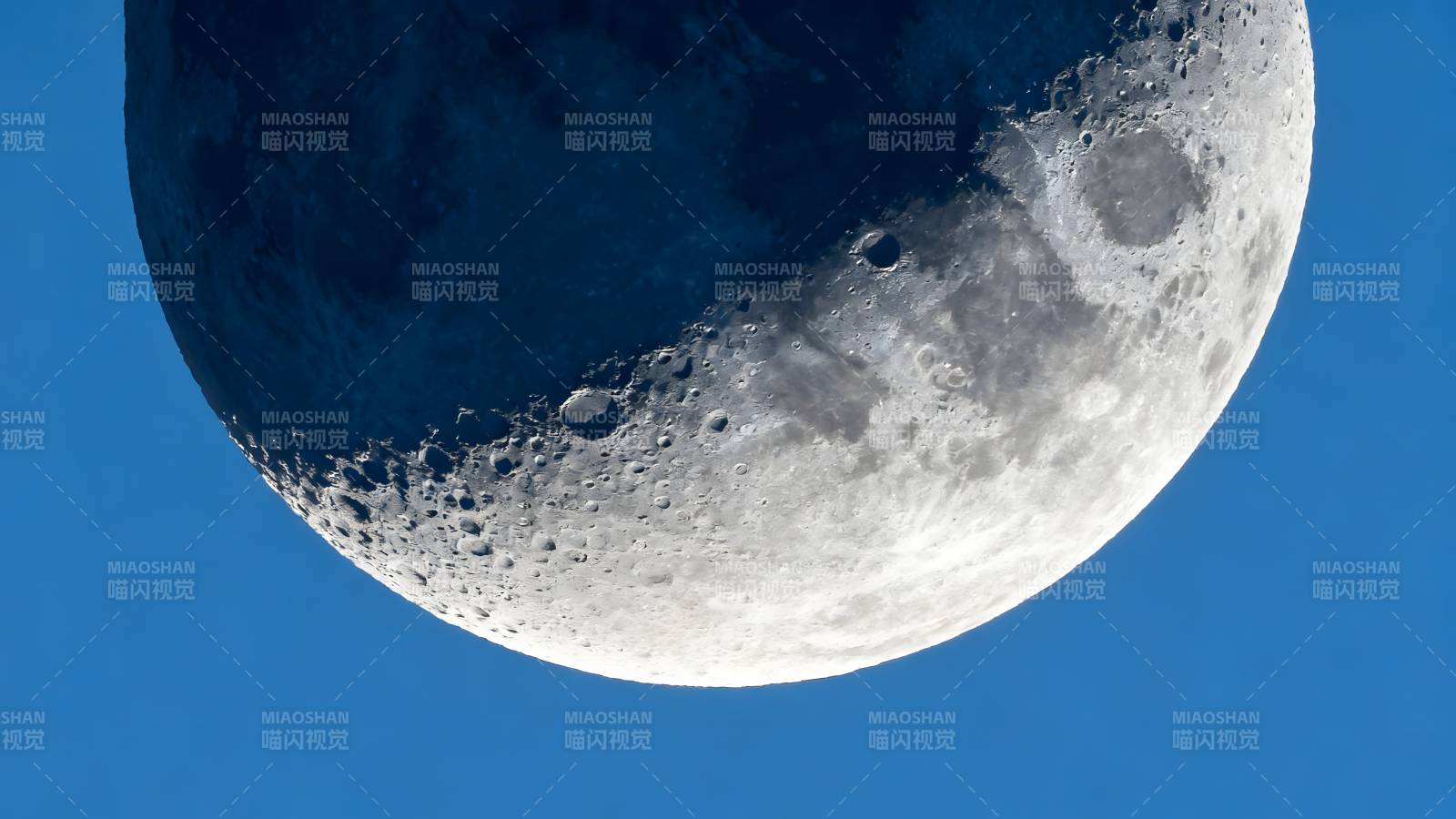 月球特写图片