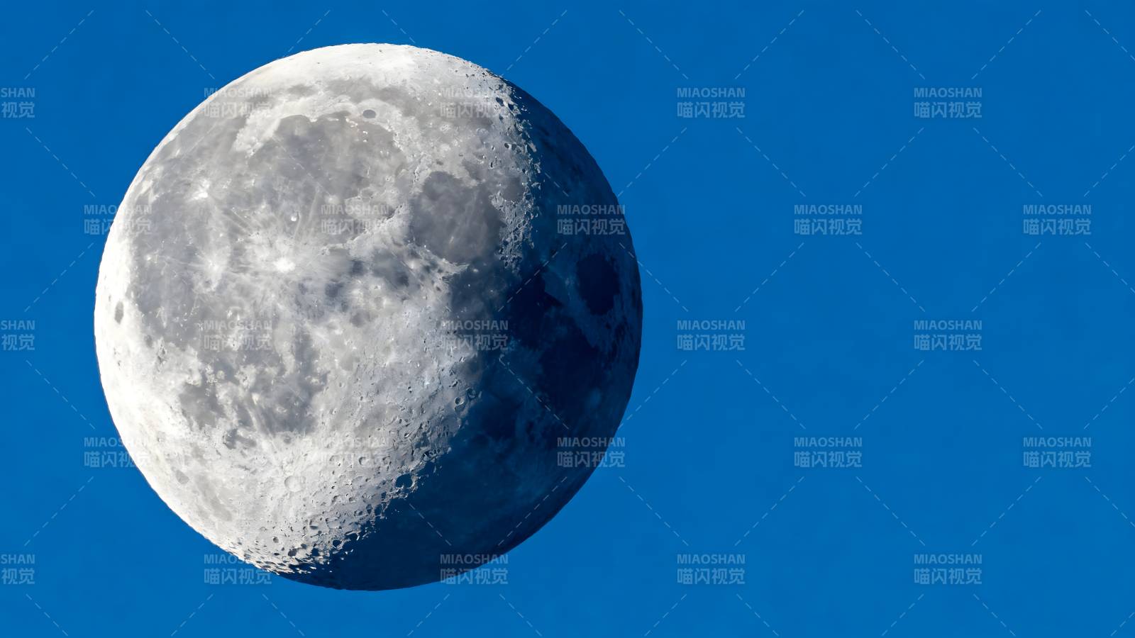 明月高悬夜空图片